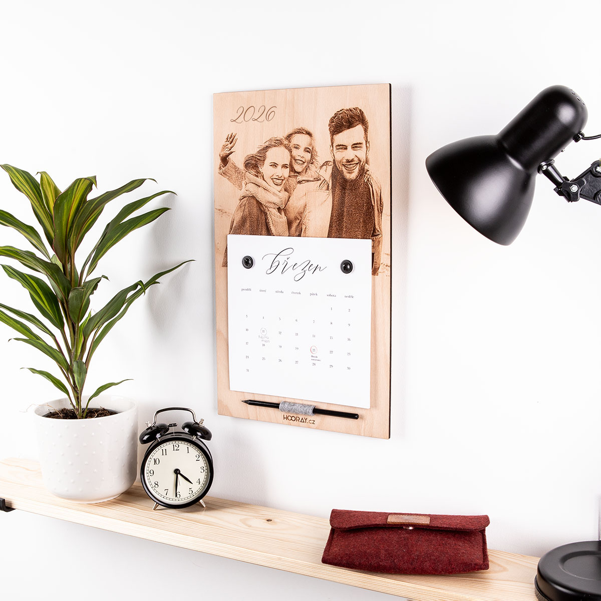 Dřevěný kalendář s fotografií na rok 2026